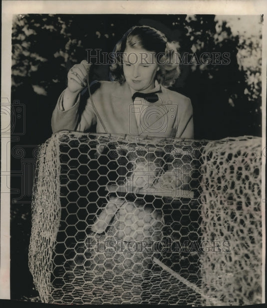 Press Photo Georgia governor's wife Mrs. Herman Talmadge on her mink ranch - Historic Images