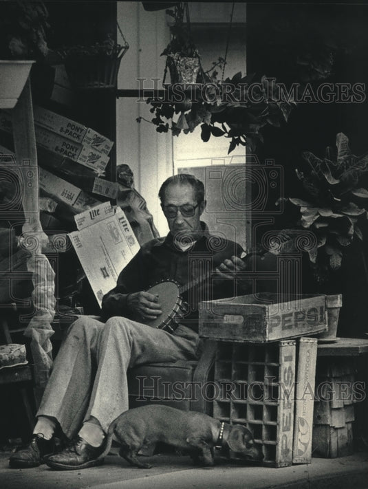 1986 Press Photo Ike James plucked a banjo at his store in Jonesdale - mjc15454 - Historic Images