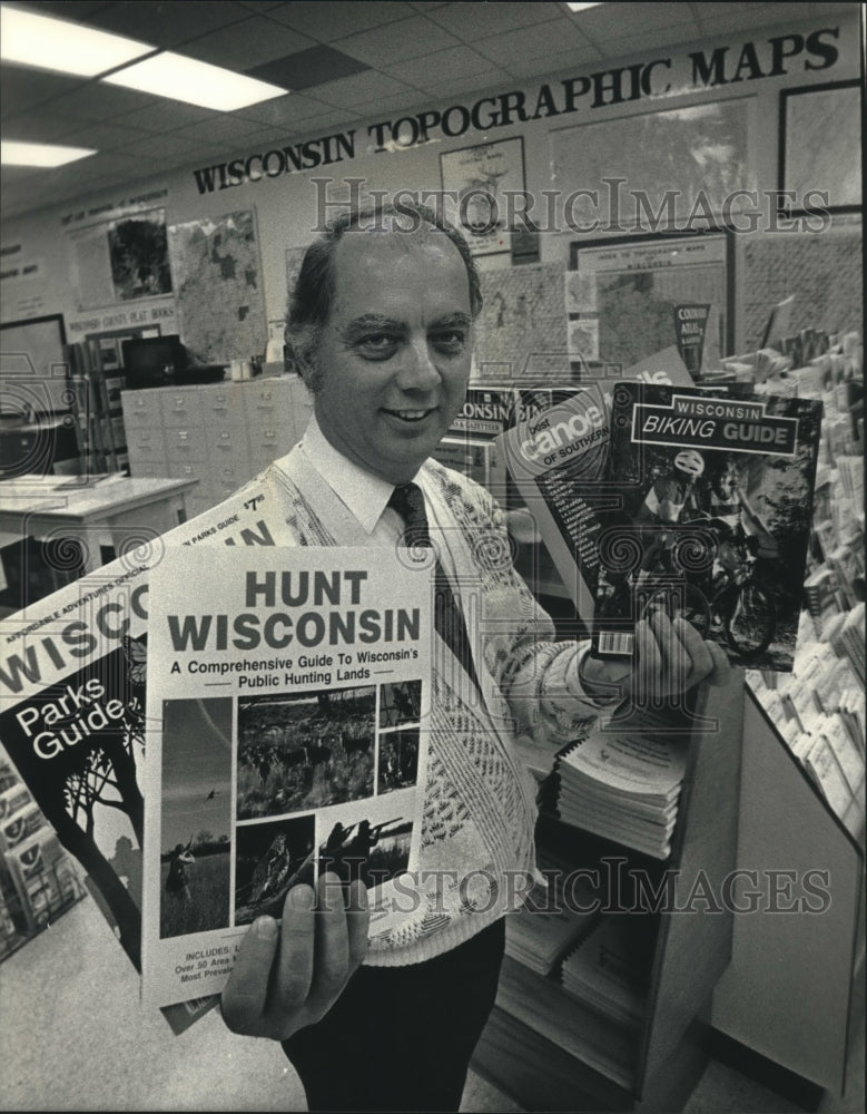 1992 Press Photo Co-owner, Jan Swain, of Milwaukee Map Service, - mjc15466 - Historic Images