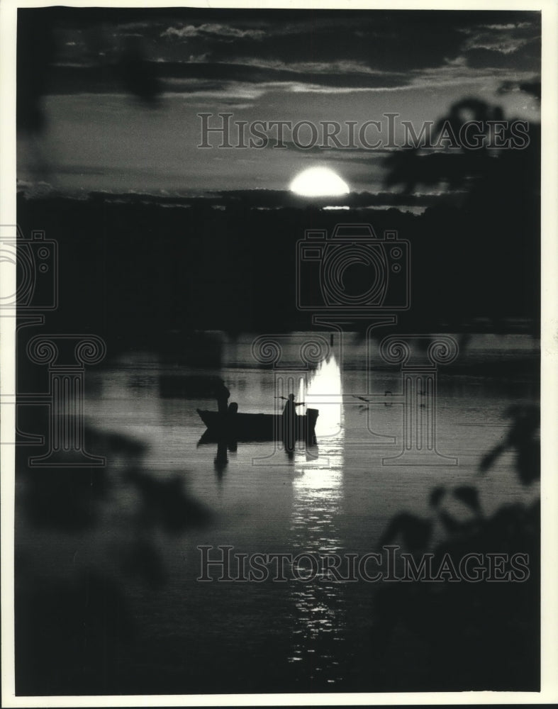 1991 Press Photo Fisherman on Lake Emily in Portage County during sunset - Historic Images