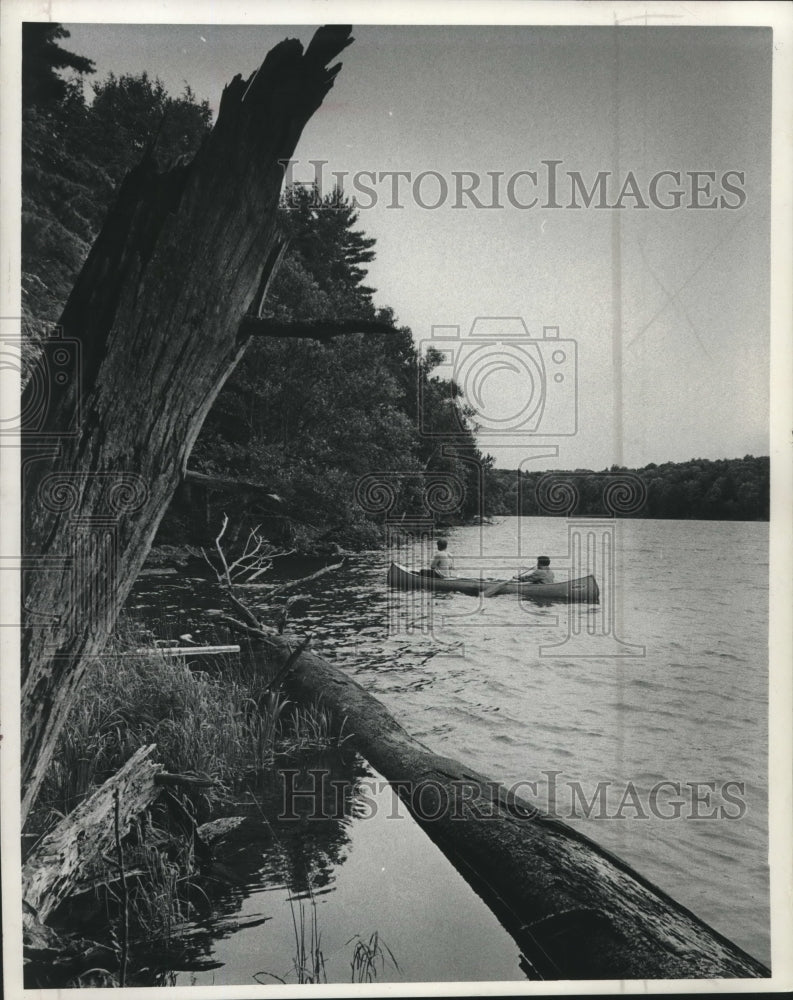 1968 Press Photo Hank and Preston Norton kayak on Look lake in Upper Peninsula - Historic Images