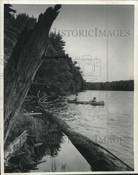 1968 Press Photo Hank and Preston Norton kayak on Look lake in Upper Peninsula - Historic Images