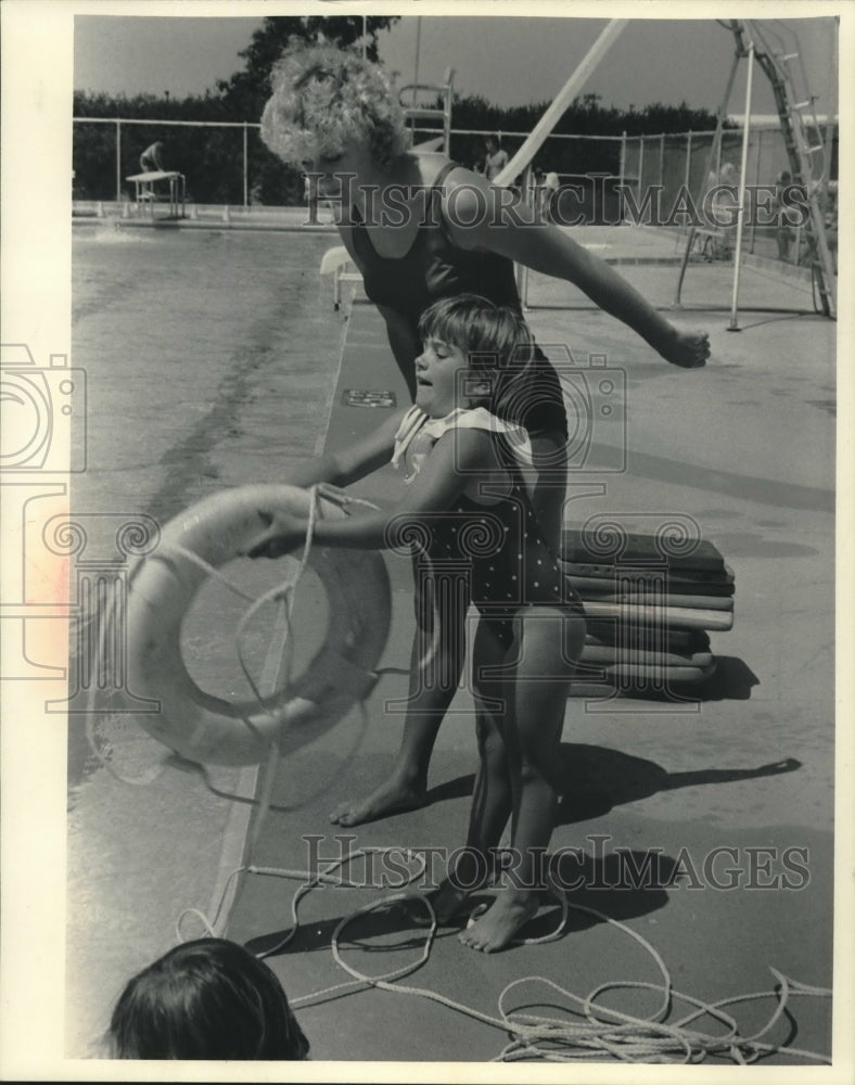 1985 Press Photo Swim instructor Katie Boll and student, Hartford's Vet Mem Pool - Historic Images