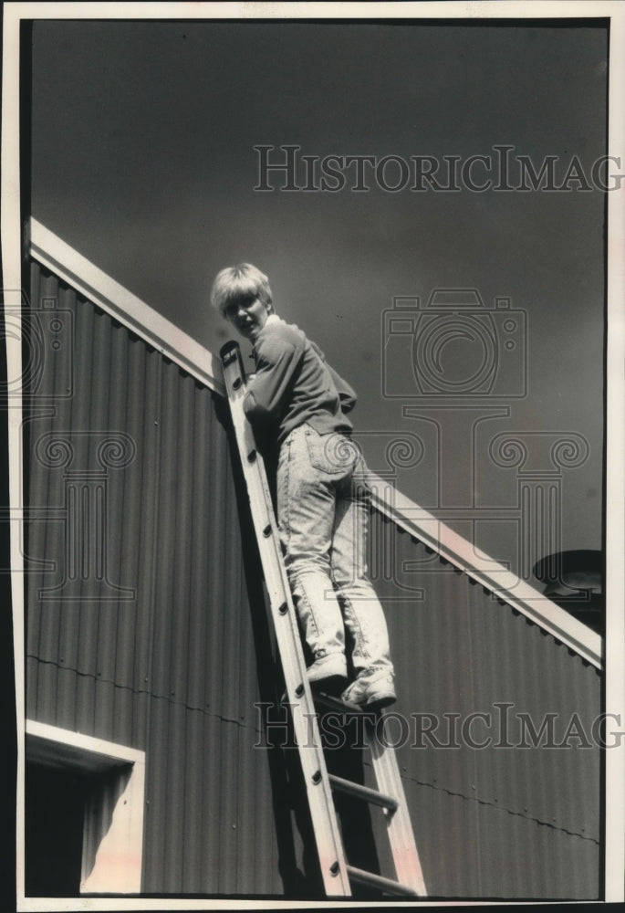 1992 Press Photo Diane Wakeland on ladder, Stunt Education School of America - Historic Images
