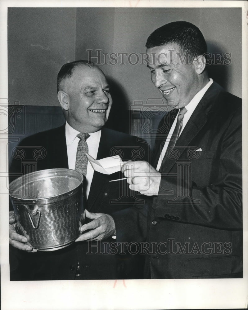 1965 Press Photo Coaches Ed Hickery and John Erickson Draw Names Out of Bucket - Historic Images