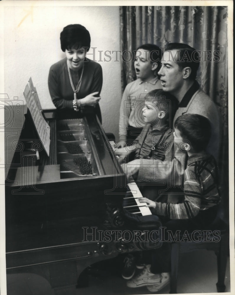 1962 Press Photo Jerome Hines Family Singing in Their South Orange Home - Historic Images