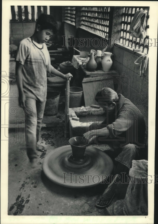 1984 Press Photo Assistant and potter shape a vase in Thailand - mjc15584 - Historic Images