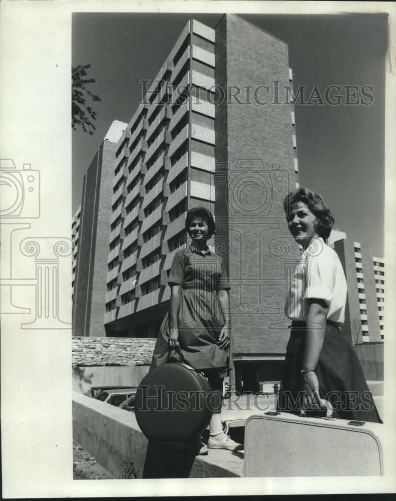 1963 Press Photo Students move in at University of Wisconsin-Madison dormitory - Historic Images