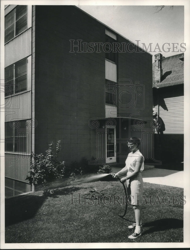 1958 Press Photo Georgia Kreuzer water University of Wisconsin-Madison dorm lawn- Historic Images