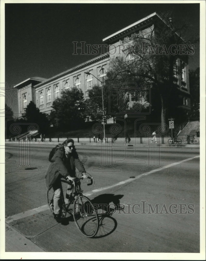 1993 Press Photo Cyclist outside Lathrop Hall at University of Wisconsin Madison - Historic Images