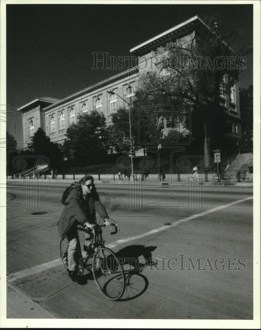 1993 Press Photo Cyclist outside Lathrop Hall at University of Wisconsin Madison - Historic Images