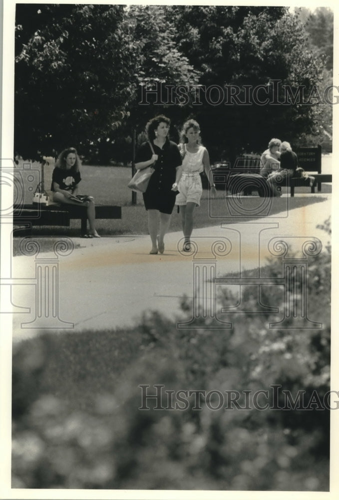 1991 Press Photo Courtyards connect classrooms at University of Wisconsin - Historic Images