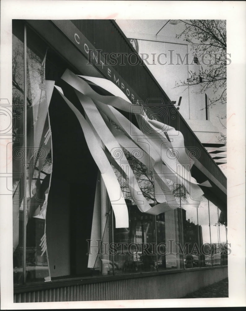1961 Press Photo Decorations flutter out of shattered window in Milwaukee - Historic Images