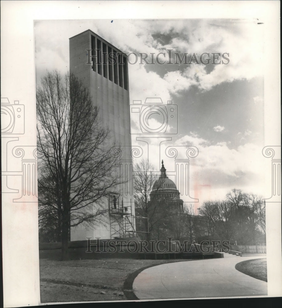 1959 Press Photo Workmen finish bell tower at Robert Taft memorial in Washington - Historic Images
