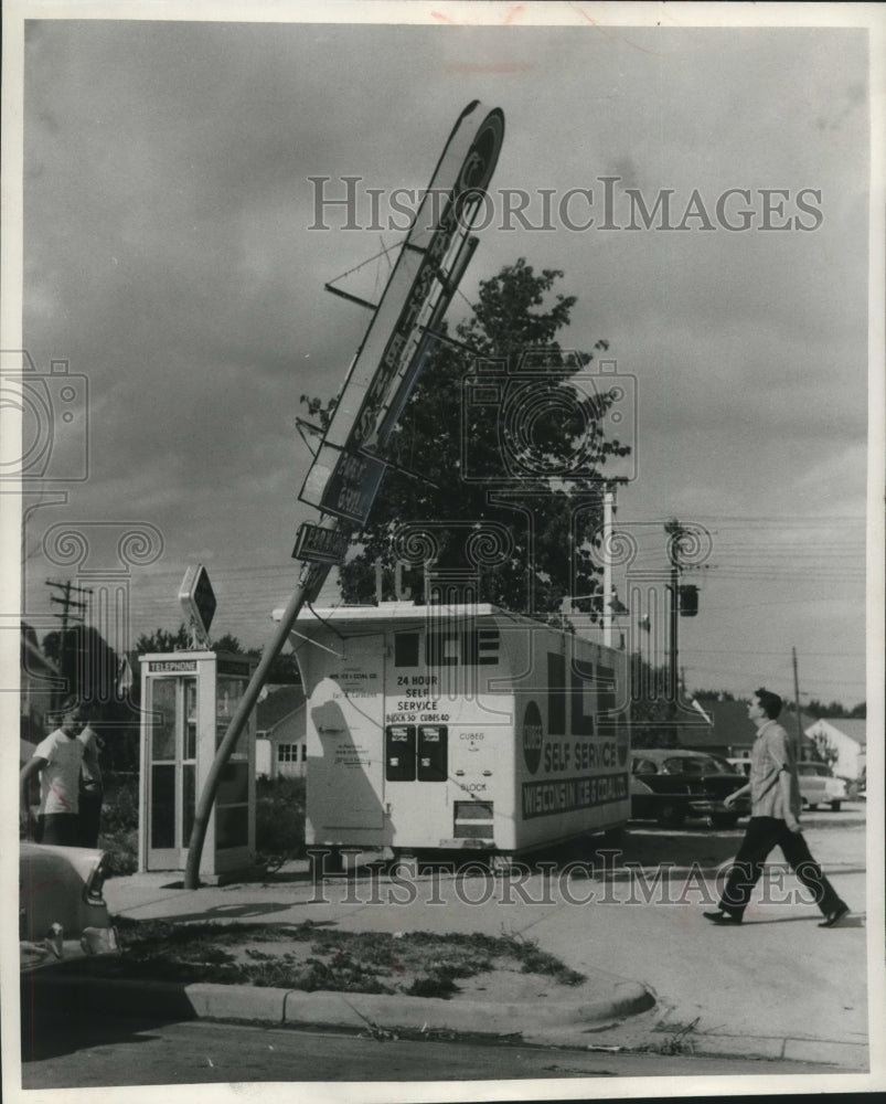 1958 Press Photo Wind bent a sign on Fond du Lac Ave. in Milwaukee - mjc15677-Historic Images