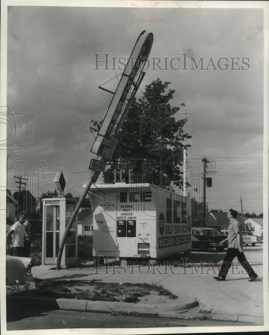 1958 Press Photo Wind bent a sign on Fond du Lac Ave. in Milwaukee - mjc15677-Historic Images