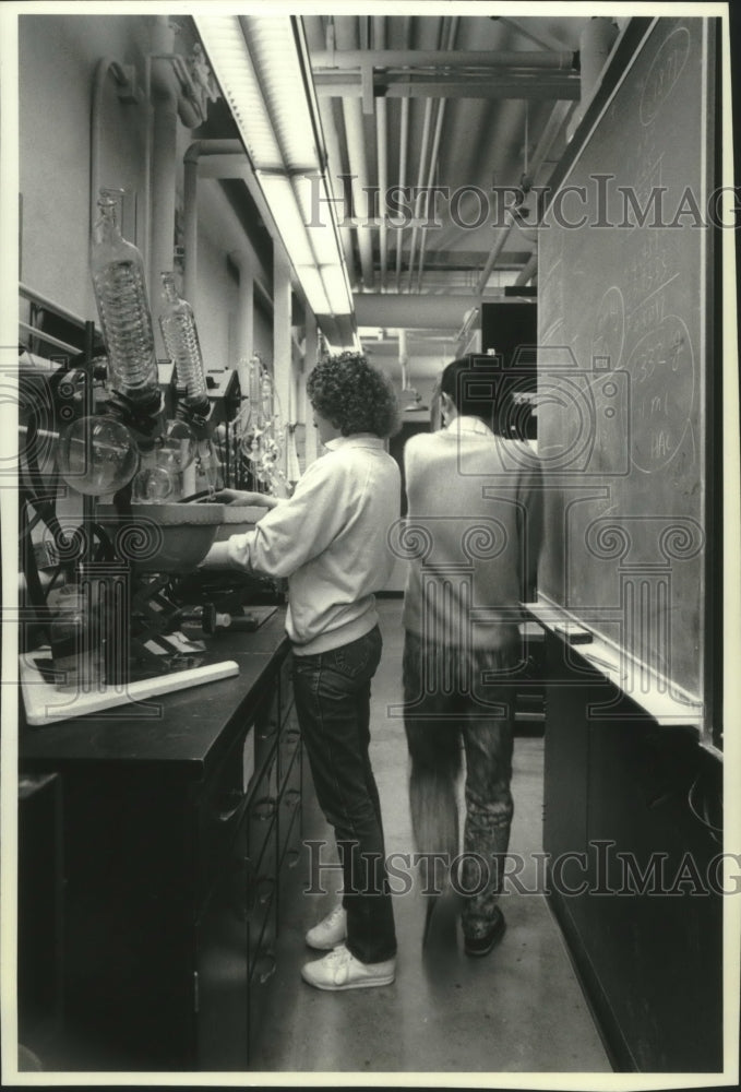 1989, Students in a cramped lab at University of Wisconsin-Madison - Historic Images