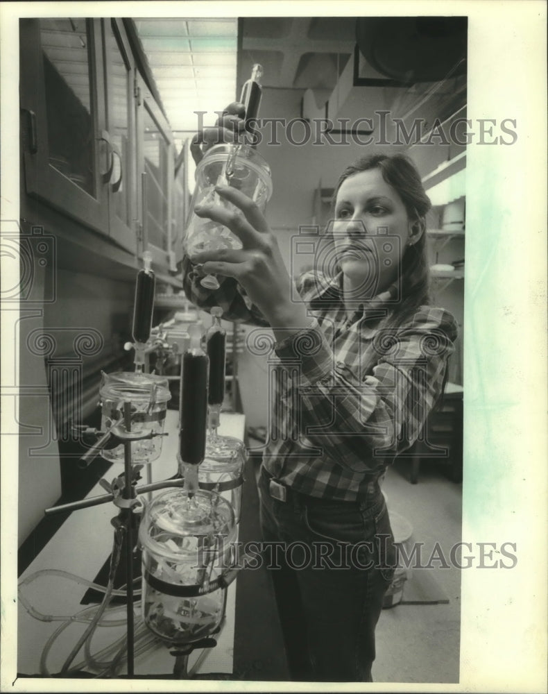 1982 Press Photo Research assistant Catherine Anway at University of Wisconsin - Historic Images