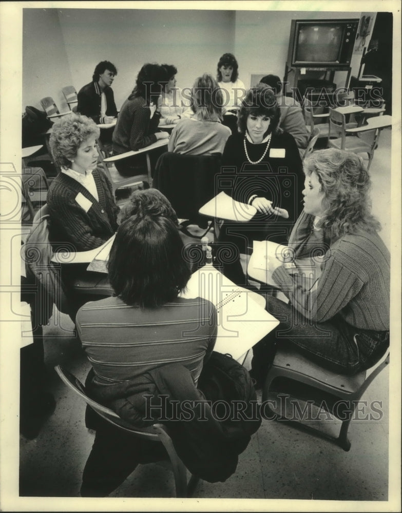 1986, UW Students meet for international studies program, Wisconsin. - Historic Images