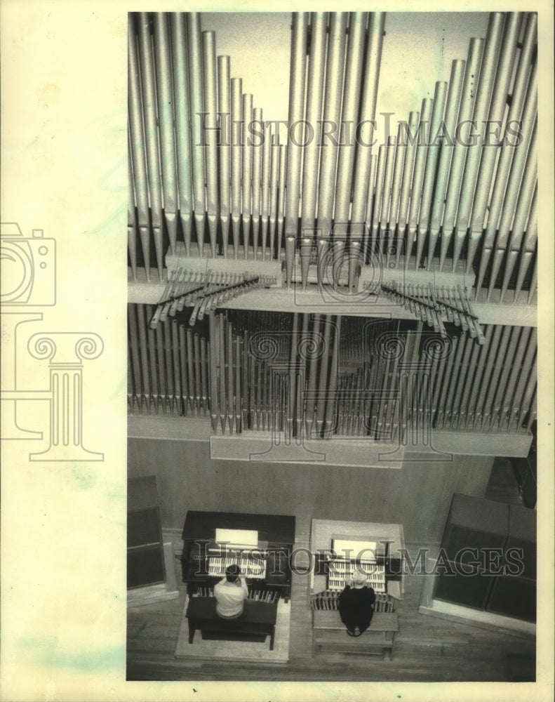 1984 Press Photo Men playing on mammoth pipe organ at University of Wisconsin. - Historic Images