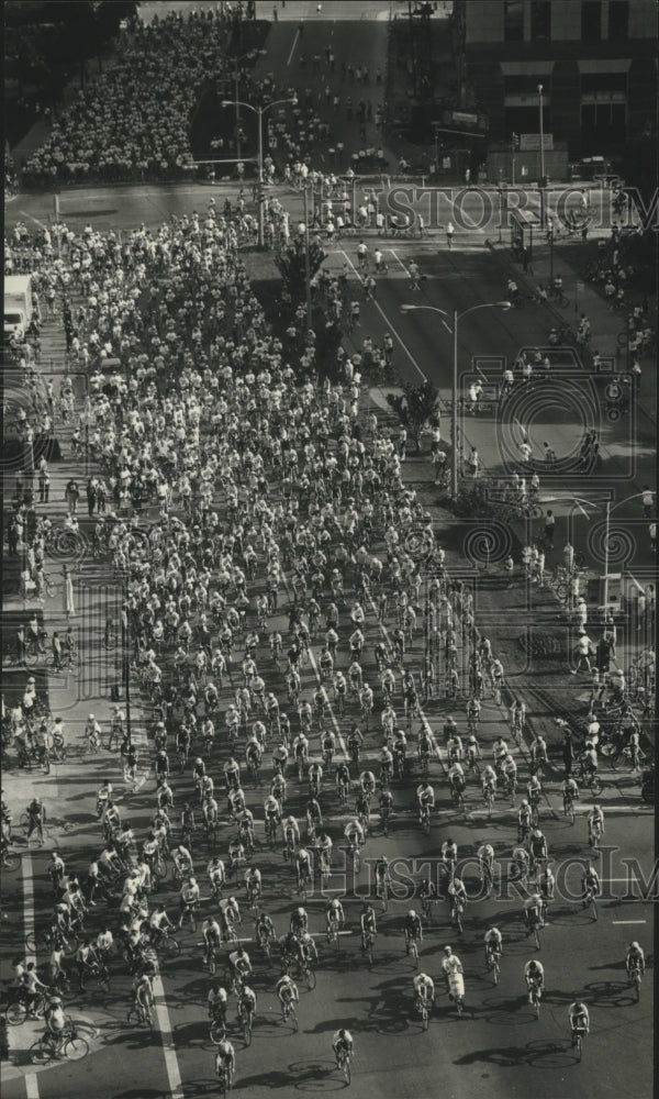 1991 Press Photo Large Convoy of Cyclists rolls on North Water St, Milwaukee- Historic Images