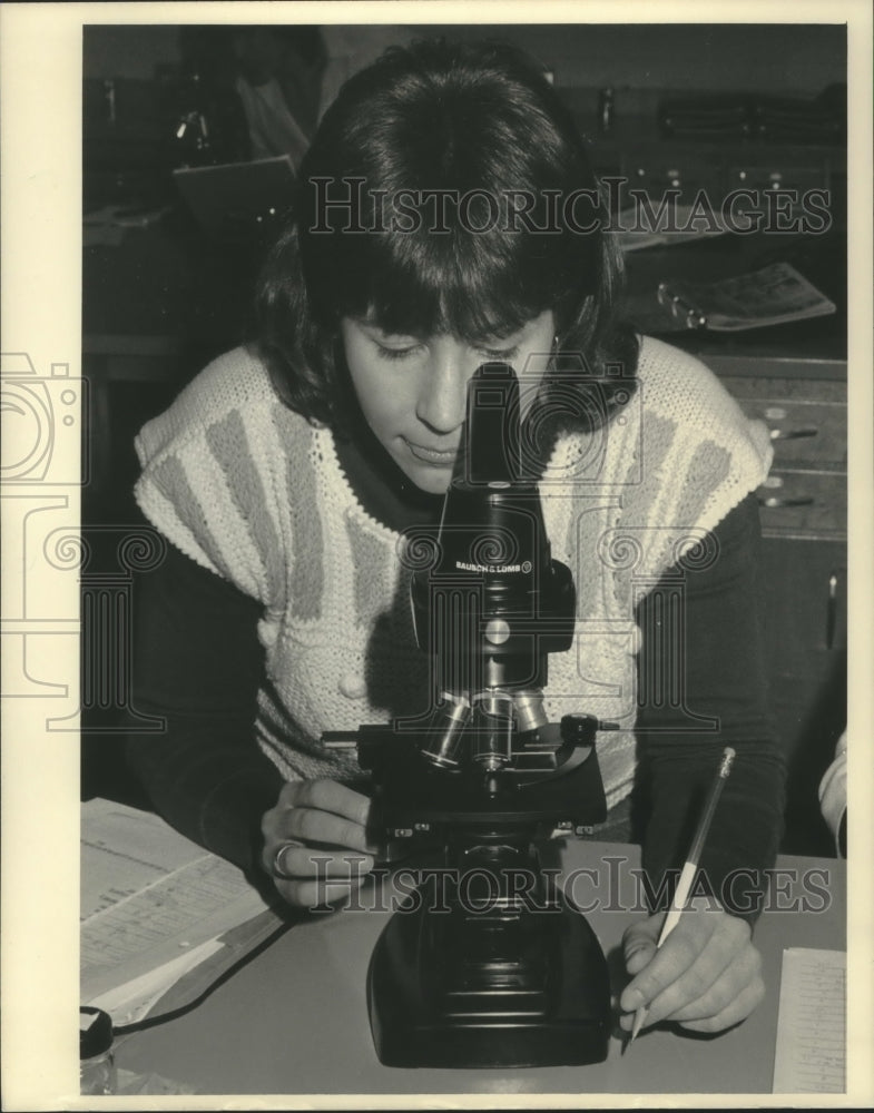 1986 Press Photo Rita Filo studying fish scales atUniversity of Wisconsin - Historic Images