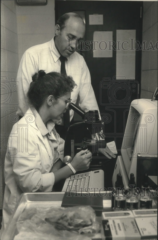 1988 Press Photo Prof. Wayne Schaefer and Linda Buth in zoology lab of UW - Historic Images