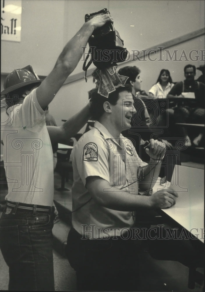 1987 Press Photo UW-Madison student Bill Scheig won student lottery - mjc15765 - Historic Images