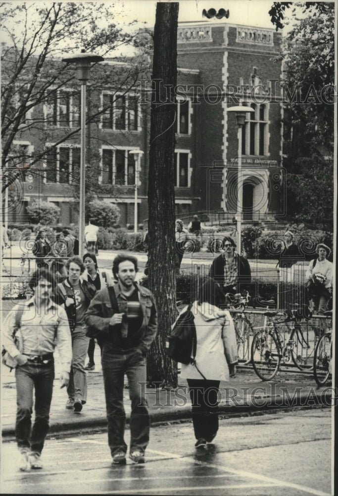 1981, Students changed classes at UW-Eau Claire - mjc15774 - Historic Images