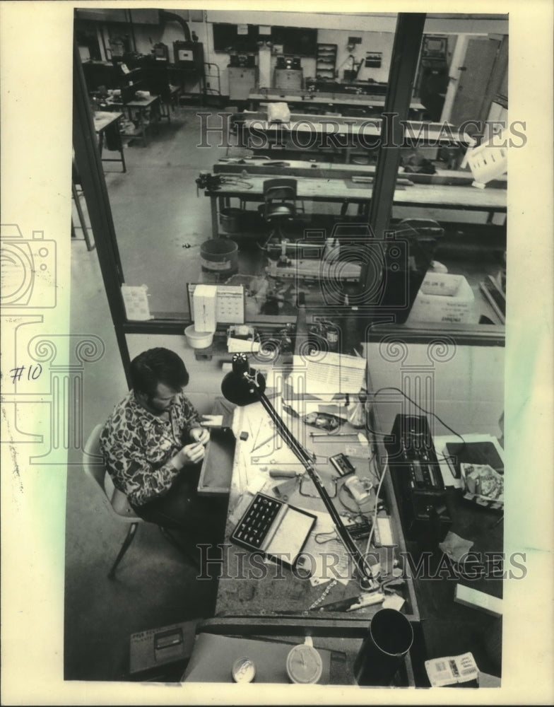 1986 Press Photo University of Wisconsin-Stout studio art student at work - Historic Images