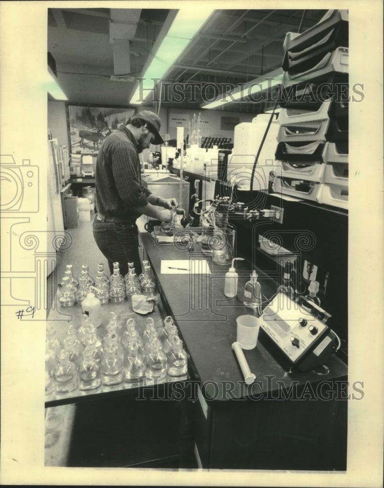 1986, University of Wisconsin senior Peter Trochinski works in lab - Historic Images