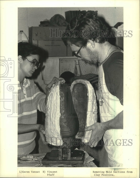 Press Photo UW-Stevens Point art students create ceramic sculpture - mjc15835 - Historic Images