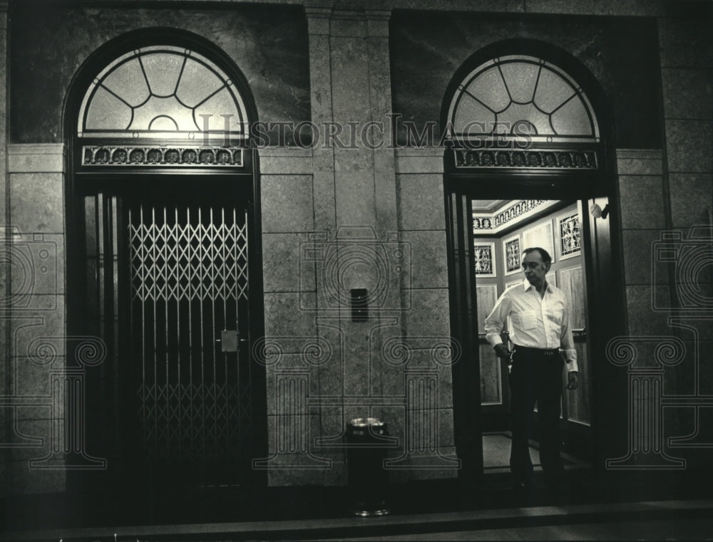 1991 Press Photo Al Silva has run Century Building elevators for about 10 years - Historic Images