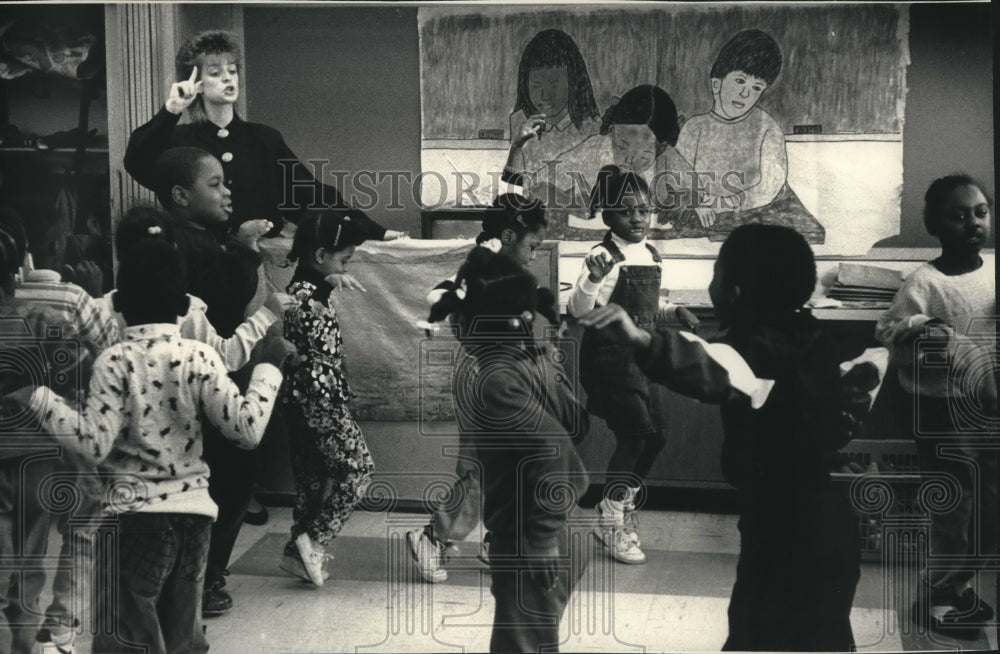 1992 Press Photo Siloah Lutheran School kindergarten class in free dance session - Historic Images