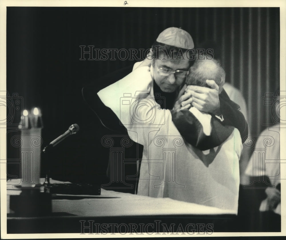 1983 Press Photo Father Vincent Silvestri Embracing Bishop Richard Skiba - Historic Images