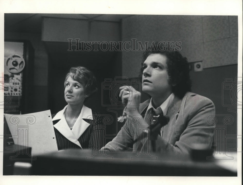 1973 Press Photo Assistant Diane Smith and Production Director McClure at TV 4.-Historic Images