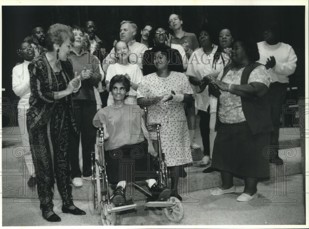 1993 Press Photo Hilda Vasquez &amp; Arlene Skwierawski with gospel choir, Wisconsin - Historic Images