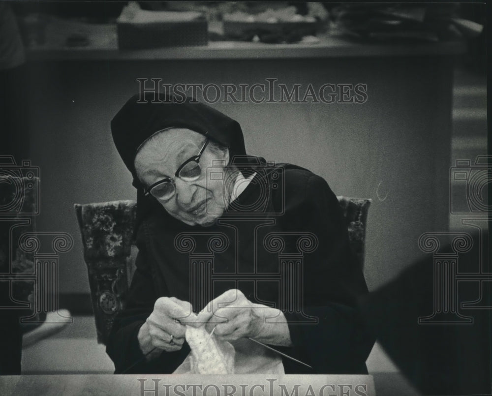 1979, Sister Cassiana, knits shawl, St. Francis of Assisi - mjc15948 - Historic Images