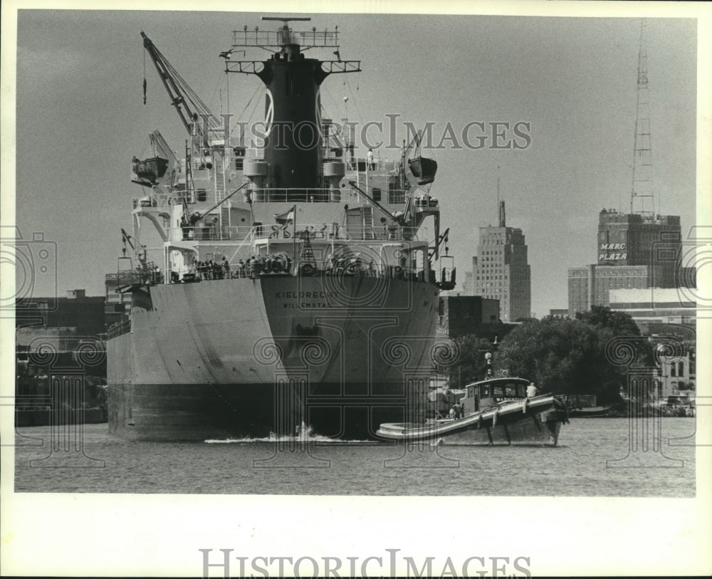 1982 Press Photo The Kieldrecht, Netherlands, towed to mooring at Jones Island. - Historic Images