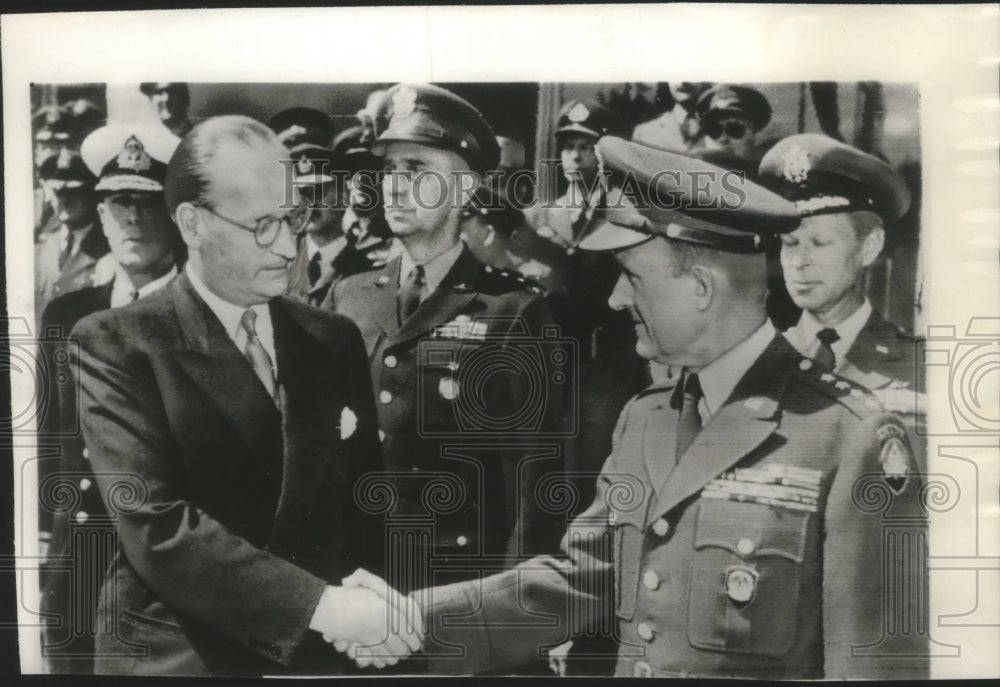 1955 Press Photo Alfred Gruenther, Hans Speidel near Paris, SHAPE headquarters - Historic Images