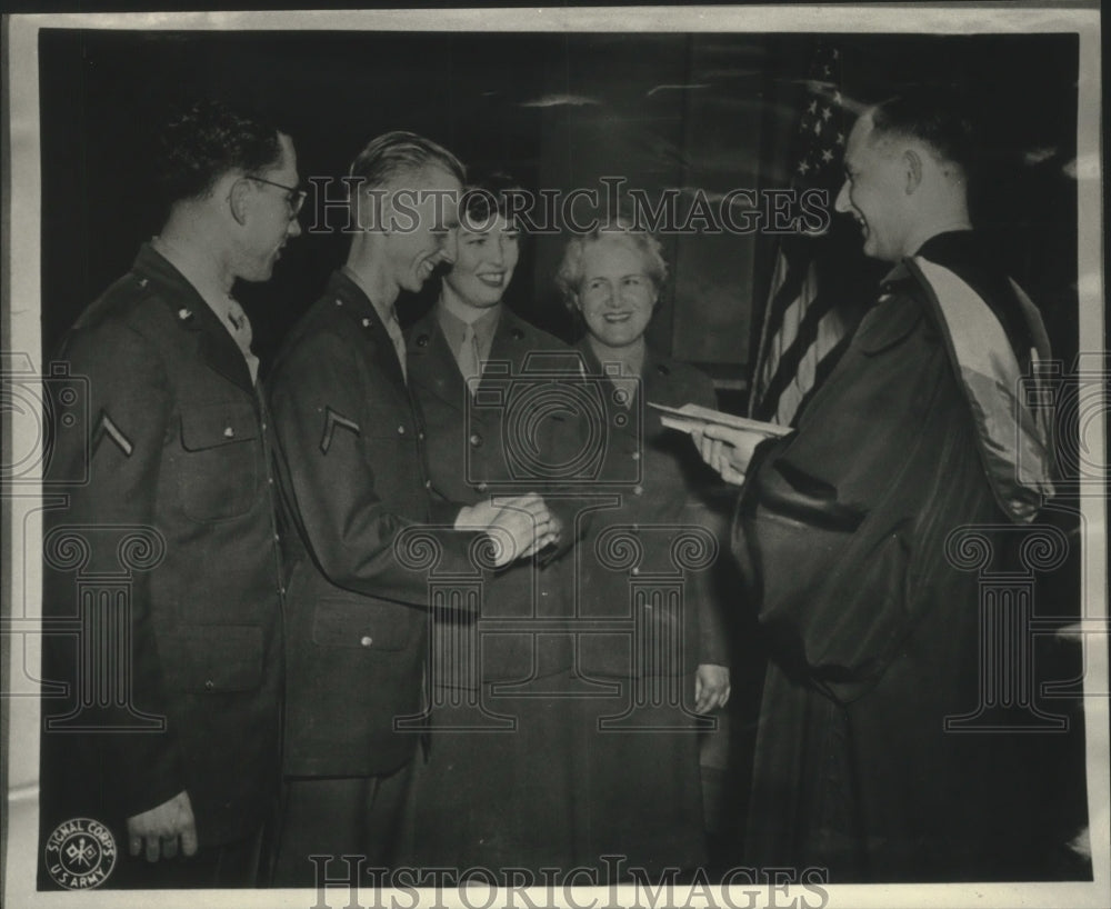 1943 Press Photo Earle Smith & Velma Berry were married at Fort Sheridan, Ill. - Historic Images