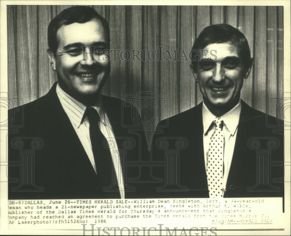 1986 William D. Singleton, Arthur E. Wible meet in Dallas - Historic Images
