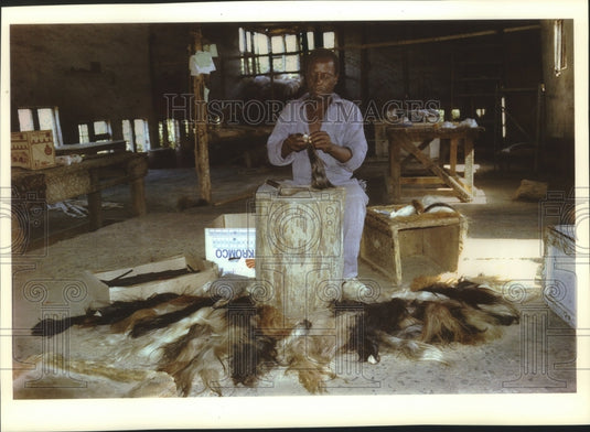 1993 Press Photo Simeon Fakude makes a coattail fly whisk to sell in Zulu center - Historic Images