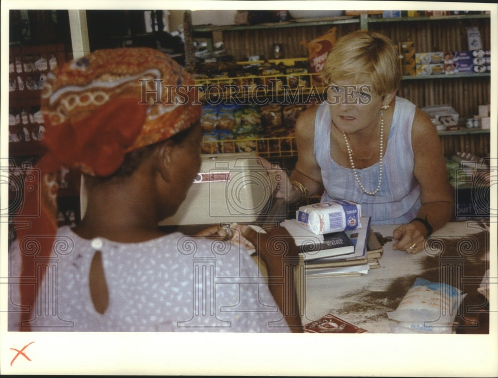 1993, Wendy Rosenhahn helps Zulu woman with purchase South Africa - Historic Images