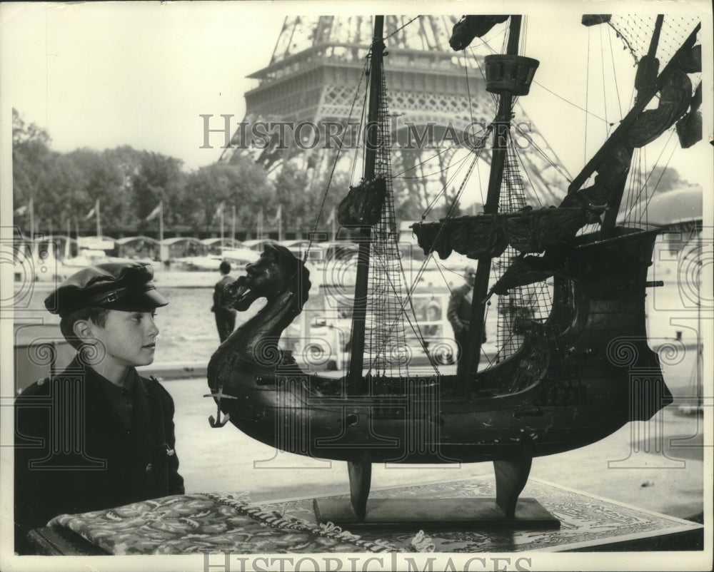 1967 Press Photo Model of the Spanish Galera Isabelina sits by the Eiffel Tower - Historic Images