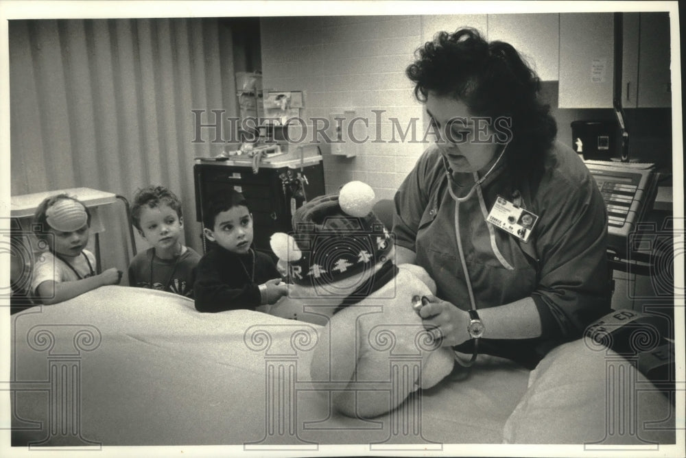 1993, Wauwatosa grade school pupils get familiar with emergency room - Historic Images