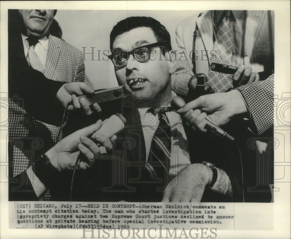 1969 Press Photo Sherman Skolnick with reporters at trial, Chicago, Illinois - Historic Images