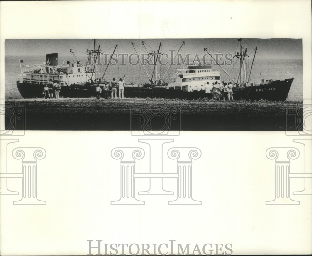 1978 The freighter Photinia went aground near St. Francis Bluffs - Historic Images