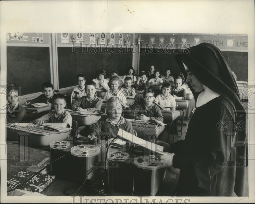 1958 Press Photo Kids Learning by tape Immaculate Conception School Texas - Historic Images