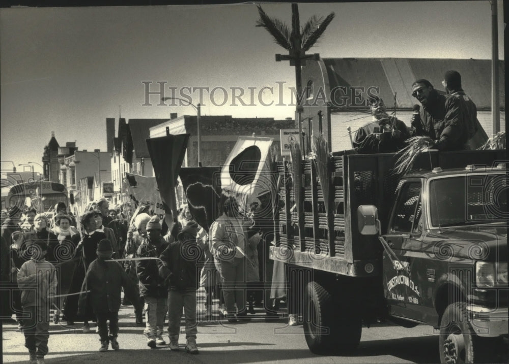 1992 Press Photo Palm Sunday procession of St. Gall and St. Elizabeth members - Historic Images